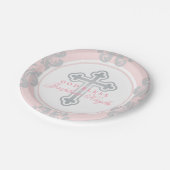 エレガントシルバークロスピンクダマスクベビーガールバプテスマ ペーパープレート (アングル)
