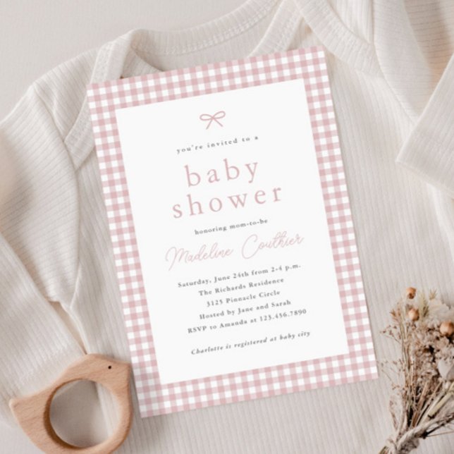 エレガントシンプルほこりっぽいピンクの女の子の赤ちゃんシャワー (Gingham check dusty pink girls budget baby shower invitation.)