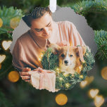 エレガントシンプルクリスマス |写真モダンミニマル オーナメントカード<br><div class="desc">クラシックスタイリッシュタイポグラフィ「Merry Christmas」をブラックで飾ったフォトホリデーのクリスマスの木のオーナメントを白い背景にシンプル飾る。写真、休日の挨拶や名前は簡単に個人のカスタマイズtouchのために行うことができる。このシンプルホリデーシーズンに出るコンテンポラリーデザイン、ミニマル、クリスマス！表示される画像は、イラストレーション目的で自分の写真に置き換えられる。彼女の首にフェスティバルのリースを巻いた豪華なコルギ犬と座っている女性のプレースホルダ画像。</div>