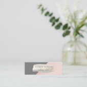 エレガントシンプルグレー、ピンク色のホイルブラシストローク スキニー名刺 (スタンド正面)