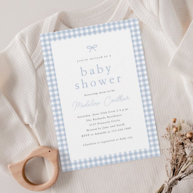 エレガントシンプルダスティブルーボーイズベビーシャワー (Gingham check dusty blue budget boys baby shower invitations.)