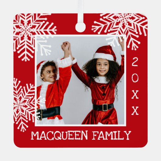 エレガントシンプル赤ホワイトスノーフレーク写真クリスマス メタルオーナメント (正面)
