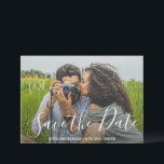 エレガントスクリプトタイポグラフィモダン結婚の セーブザデート<br><div class="desc">結婚の写真モダン水平写真上にスクリプトタイポグラフィを備えたシンプルデザインを搭載したデエレガントータカードを保お気に入りの存する。背中には2つの正方形の写真と黒と白の個人的なメッセージがある。</div>