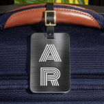 エレガントスタイリッシュ2モノグラムイニシャルブラックメタル ラゲッジタグ<br><div class="desc">モダンスタイリッシュエレガントガーリーパーソナライズされたブラック金属2モノグラムイニシャルカスタムバッグラベル。2つの(2)モノグラムイニシャルはっきりしたタイポグラフィフォントとブラック金属箔ルック背景の裏面アドレス情報を備えたデザイン。これは簡単カスタマイズだ。スタイリッシュの贈り物結婚、ブライダルシャワー、甘い16の誕生日、卒業、エレガンススタイルを愛するすべての人のための。</div>