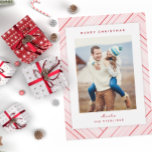 エレガントストライプRed Family Photo シーズンカード<br><div class="desc">シンプルエレガントストライプは、クリスマスの挨拶と名前で家族の写真を囲むペパーミントの赤と深紅の季節の色合いのパーソナライズされた。</div>