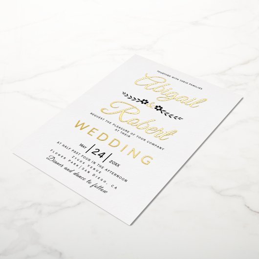 エレガントタイポグラフィと花結婚の金ゴールド 箔招待状 (回転した状態)