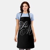 エレガントタイポグラフィブラックモノグラム エプロン (着用した状態)