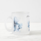 エレガントダスティブルーネイビー結婚フラワーズ フロストグラスマグカップ (左)