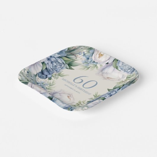 エレガントダスティブルーホワイトフローラ60誕生日 ペーパープレート (傾斜あり)