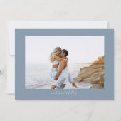 エレガントダスティブルーモノグラム結婚クレスト セーブザデート (裏面)