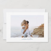 エレガントダスティブルーモノグラム結婚クレスト セーブザデート (裏面)