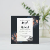 エレガントダークブルーフローラデザインとピーチアクセント 招待状 (スタンド正面)