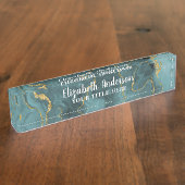 エレガントティール(緑がかった色)ブルーアゲートジードシックモノグラム デスクネームプレート (側面)