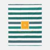 エレガントティール(緑がかった色)ブルースストライプのホワイトモノグラムB&B フリースブランケット (正面)