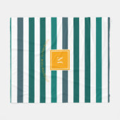 エレガントティール(緑がかった色)ブルースストライプのホワイトモノグラムB&B フリースブランケット (正面(横))