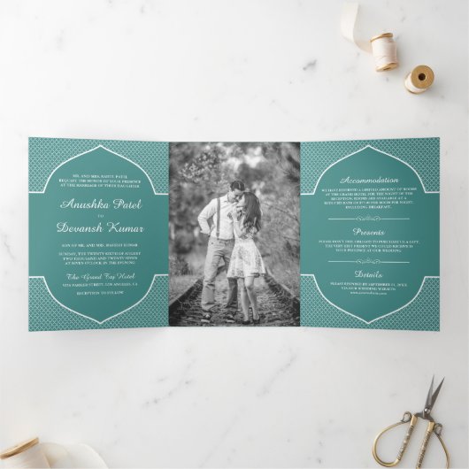 エレガントティール（緑がかった色）民族インディアン結婚アーチの写真 三つ折り招待状 (内部)