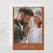 エレガントテラコッタクレストモノグラム結婚ズ 招待状 (裏面)