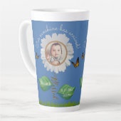 エレガントデイジーブルーフローラかわいいベビー写真&名前 カフェラテマグ (左アングル)