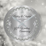 エレガントハートダイヤ10結婚周年記念 ラウンド壁時計<br><div class="desc">華やかなエレガンスが10周年を迎える結婚デザインは、錫の色のグラデーションにキラキラを付けユニークたセンターティアドロップダイヤモンドと共に、ホタテルに包まれたダイヤモンドデザインでフェイクす。オリジナルデザイン別休日ハートデザイン（権利予約）。全ての装飾は印刷され、フラットで印刷された実在デザインにのみ可能な限り表示される。これには、金属のルックグラディエントおよび/または宝石が含まれる。ご質問があるもしか、デザインに関するサポートが必要な場合は、お問い合わせいただくか、info@holidayheartsdesigns.comまで直接メールでお問い合わせください。可能な限りサポートさせていただきます。生産、出荷および配送に関するお問い合わせは、Zazzleカスタマ連絡ー・サービスに直接。休日のハートのデザインは、Zazzleで10年以上の経験を持つプロフェッショナルデザインスタジオで、多くの満足したカスタマーレビューを持っているので、あなたが私たちと購入するとき、すべての詳細に最大限の注意を払って私たちの顧客が期待するプロフェッショナル品質を作成している。</div>