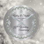 エレガントハートダイヤ10結婚周年記念 ラウンド壁時計<br><div class="desc">華やかなエレガンスが10周年を迎える結婚デザインは、錫の色のグラデーションにキラキラを付けユニークたセンターティアドロップダイヤモンドと共に、ホタテルに包まれたダイヤモンドデザインでフェイクす。オリジナルデザイン別休日ハートデザイン（権利予約）。全ての装飾は印刷され、フラットで印刷された実在デザインにのみ可能な限り表示される。これには、金属のルックグラディエントおよび/または宝石が含まれる。ご質問があるもしか、デザインに関するサポートが必要な場合は、お問い合わせいただくか、info@holidayheartsdesigns.comまで直接メールでお問い合わせください。可能な限りサポートさせていただきます。生産、出荷および配送に関するお問い合わせは、Zazzleカスタマ連絡ー・サービスに直接。休日のハートのデザインは、Zazzleで10年以上の経験を持つプロフェッショナルデザインスタジオで、多くの満足したカスタマーレビューを持っているので、あなたが私たちと購入するとき、すべての詳細に最大限の注意を払って私たちの顧客が期待するプロフェッショナル品質を作成している。</div>