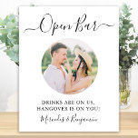 エレガントバーパーソナライズされた写真の結婚開く ポスター<br><div class="desc">オープンバー!書シンプル結婚はエレガント、このバーのサインは書で開いたバーエレガントと飲み物が私たちの上に乗ってハングオーバー！..おカスタマイズ前の婚約やカップルの写真と名お気に入りの前とエレガントな結婚式のサイン！COPYRIGHT © 2020 Judy Burrows,  Black Dog Art - All Rights Reserved.エレガントバーパーソナライズされた写真の結婚ポスター</div>