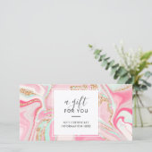 エレガントピンク大理石バラ金ゴールドグリッターギフトカード (スタンド正面)