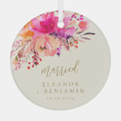 エレガントピンク色のフローラ結婚したカスタマイズ ガラスオーナメント (正面)