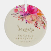エレガントピンク色のフローラ結婚したカスタマイズ ガラスオーナメント (裏面)