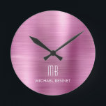エレガントピンモノグラムのクブラシ仕上げ金属 ラウンド壁時計<br><div class="desc">パーソナライズされたPink Brushed Round Clockエレガント(ピンモノグラムのク色のブラシ付き丸時計)</div>