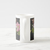 エレガントフローラ刺繍模様ブラック背景 ボーンチャイナマグカップ (裏面)