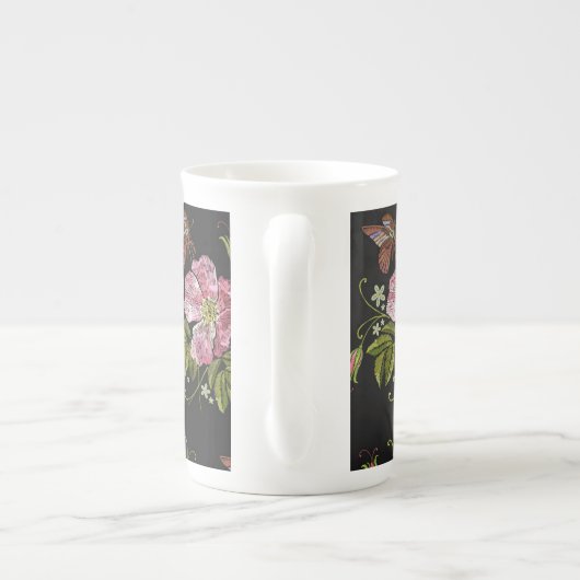エレガントフローラ刺繍模様ブラック背景 ボーンチャイナマグカップ (裏面)