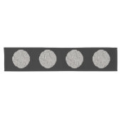 エレガントブラックシルバーメダリオンエンボスルック ショートテーブルランナー (横)