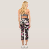 エレガントブラックピンクワイルドフラワーズボホフローラ絵を描 カプリレギンス (裏面)