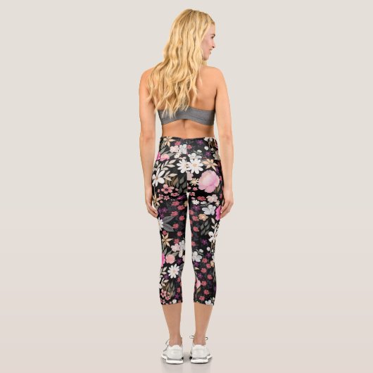 エレガントブラックピンクワイルドフラワーズボホフローラ絵を描 カプリレギンス (裏面)