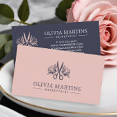 エレガントヘアスタイリストの花弁と木炭QRコードロゴ 名刺
