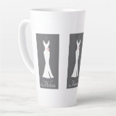 エレガントホワイトガウンonグレー – スタイリッシュシンプル カフェラテマグ (左アングル)