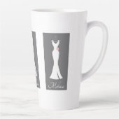 エレガントホワイトガウンonグレー – スタイリッシュシンプル カフェラテマグ (右)