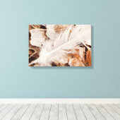 エレガントホワイトフェザーオンゴールデン落ちた離れズ キャンバスプリント (インサイチュ (ウッドフロア))