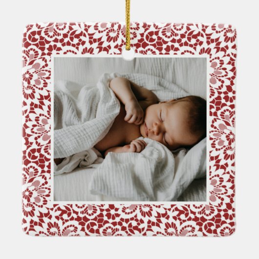 エレガントホワイトレースベビー初めてのクリスマス写真 セラミックオーナメント (裏面)