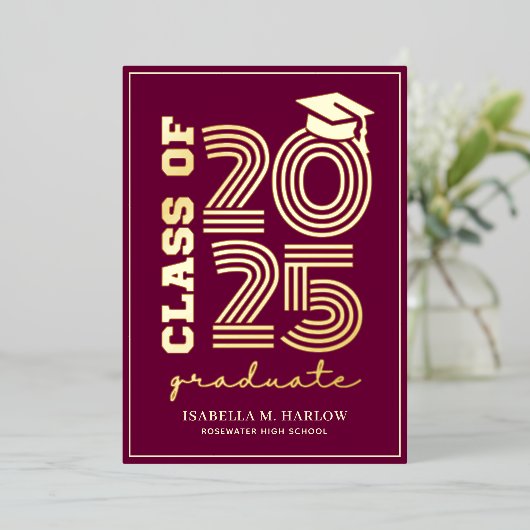 エレガントマルーン高校の卒業金ゴールド 箔招待状 (立ち正面)