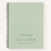 エレガントミニマル名前をカスタムする文字淡いセージ ノートブック (正面)