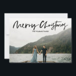 エレガントミニマルMERRY CHRISTMAS Photo セーブザデート<br><div class="desc">まモダンたエレガントシンプル、のクリスマスフォトストライプのカードは、前面に黒の手書き文字と背面にタイムレスな対角線のパターンを搭載。カードの逆色は、写真の配色に合わせて変更できる。すべての文字スタイル、色、サイズもニーズに合わせて変更できる。お問い合わせ救済およびカスタムお問い合わせ(料金なし)お願いまたは当店を訪問すべての写真はサンプルとしてのみ表示され、転売には使用されない。この製品は、サンプル写真が自分の画像に置き換えられた後にのみ購入することを意図している。</div>