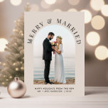 エレガントメリー結婚したArch Photo Christmas シーズンカード<br><div class="desc">軽エレガントいトープの発表結婚クラシックセリフタイポグラフィの「メリー&結婚した」のアーチフレームにあなたの写真を搭載した新婚のクリスマスのホリデーカードと、タイポグラフィの中であなたの休日の挨拶、名前と年のシンプル。</div>
