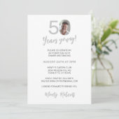 エレガントモダンタイポグラフィ50番目の誕生日写真 | 招待状 (スタンド正面)