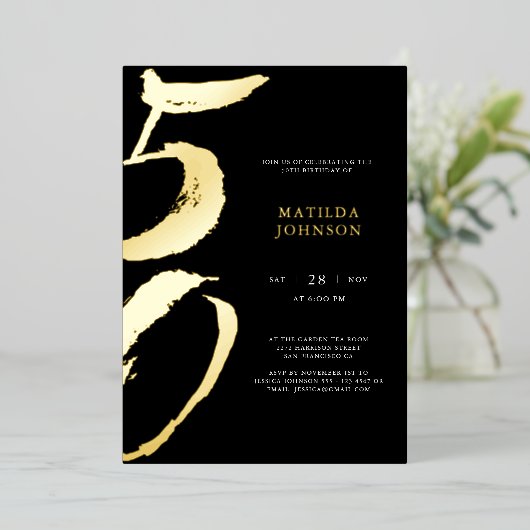 エレガントモダンタイポグラフィ50誕生日 箔招待状 (立ち正面)