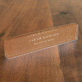 エレガントモダン素朴タンレザーのテクスチカスタムャ デスクネームプレート (側面)