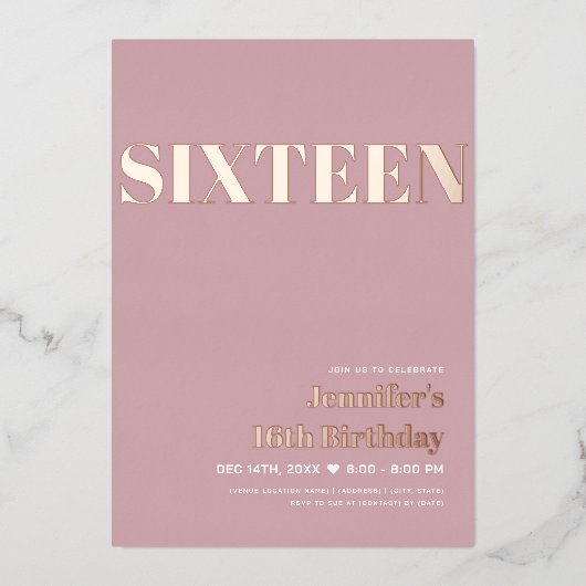 エレガントモダン赤面ピンクスウィート16タイポグラフィ 箔招待状 (正面)