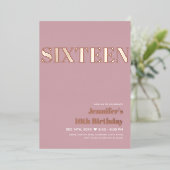 エレガントモダン赤面ピンクスウィート16タイポグラフィ 箔招待状 (立ち正面)