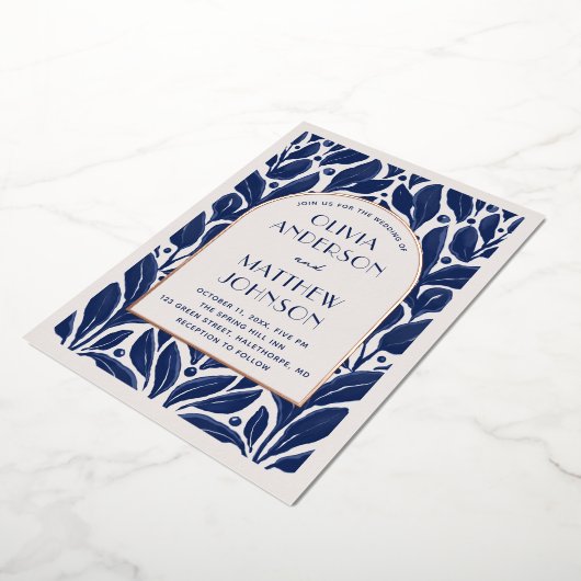 エレガントモダン金ゴールドネイビーブルーフローラ結婚ズ 箔招待状 (回転した状態)