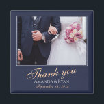 エレガントモダン青い写真ありがとうござ結婚う マグネット<br><div class="desc">写真結婚と新婦の名結婚前と日付が付いた好意のマグネ結婚ット。写真やその他の結婚詳細でパーソナライズ。文字は台本に書かれており、背景はダークネイビーブルー。あなたエレガントのスタイリッシュは感謝してい、あなたのゲストのための素晴らしギフトとして。</div>